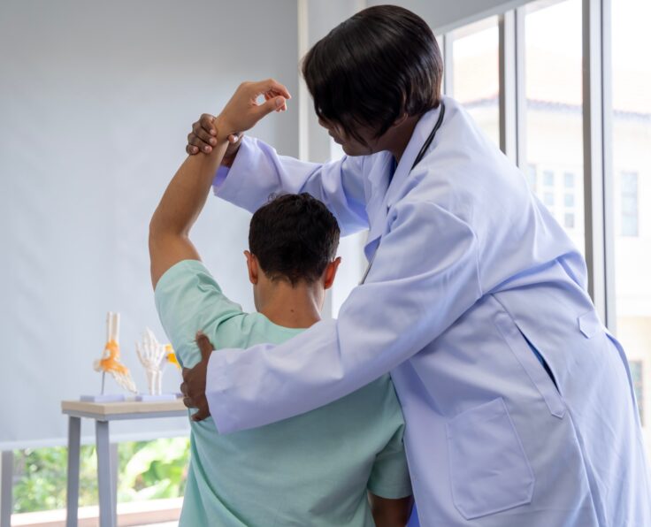 Female doctor and male patient Physical therapy is being done at the hospital.